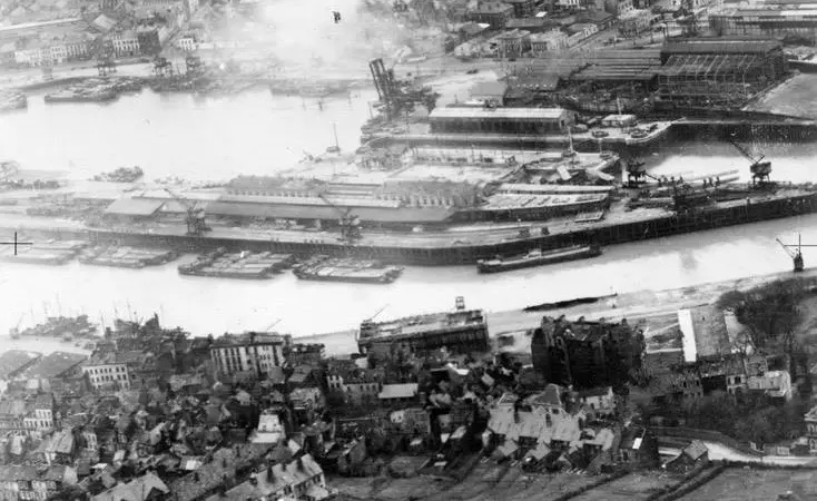 fot. Brytyjskie lotnicze rozpoznanie niemieckich barek inwazyjnych w porcie Boulogne, 1940 r.